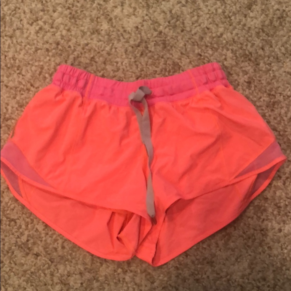 HOLDING!! Lululemon bright pink sz 6 short shorts!